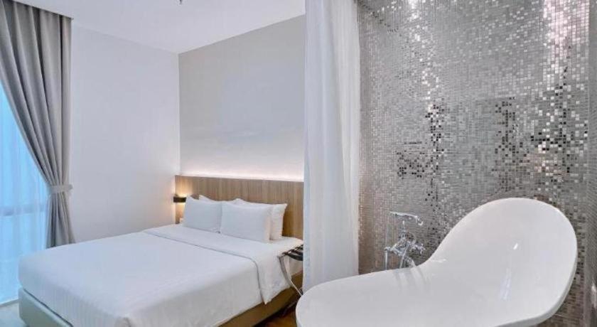 Hotel S